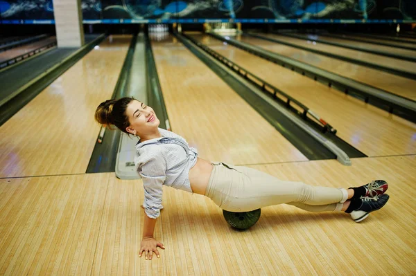 Menina com bola de boliche no beco jogado no clube de boliche . — Fotografia de Stock