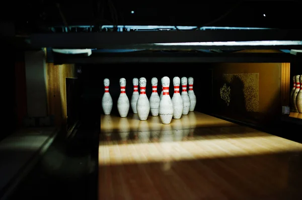 Close-up de dez pinos no clube de bowling . — Fotografia de Stock
