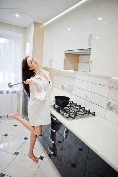 Brunetka dziewczyna, nosić koszulę i gotowanie w białej bieliźnie — Zdjęcie stockowe