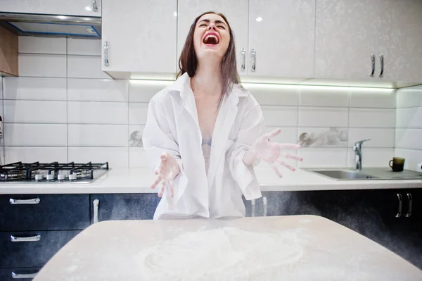 Brunetka dziewczyna, nosić koszulę i bielizny grać z mąki o th — Zdjęcie stockowe