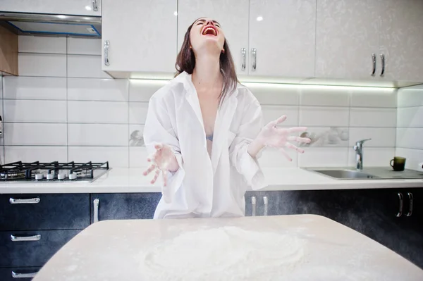 Brunetka dziewczyna, nosić koszulę i bielizny grać z mąki o th — Zdjęcie stockowe