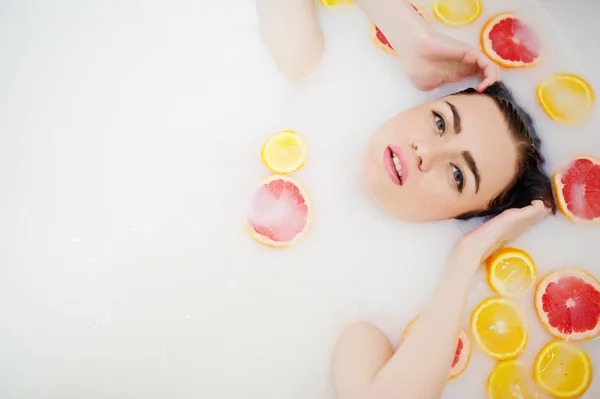 Seksowna brunetka dziewczyna w łazience z mleka i owoców. B młodzież — Zdjęcie stockowe