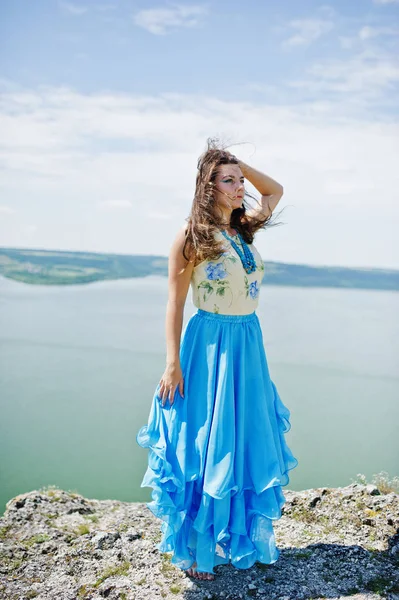 Esmer kız, mavi elbise giymek, uçurumun yalınayak anlamına gelir 