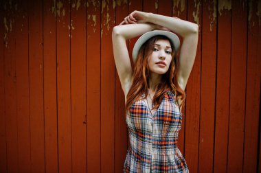 Şaşırtıcı uzun bacaklı kız giymek ahşap karşı şapka hig topuklu