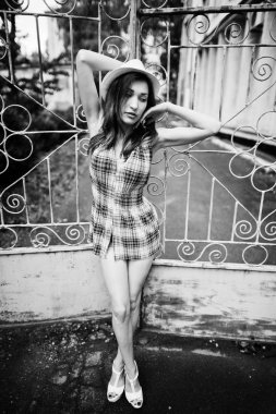 Şaşırtıcı uzun bacaklı kız giymek şapka demir f karşı hig topuklu