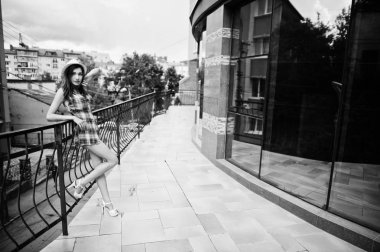 Şaşırtıcı uzun bacaklı kız giymek th poz şapka hig topuklu