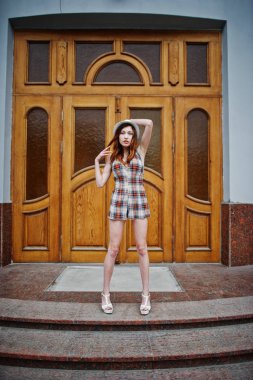 Şaşırtıcı uzun bacaklı kız giymek karşı poz şapka hig topuklu