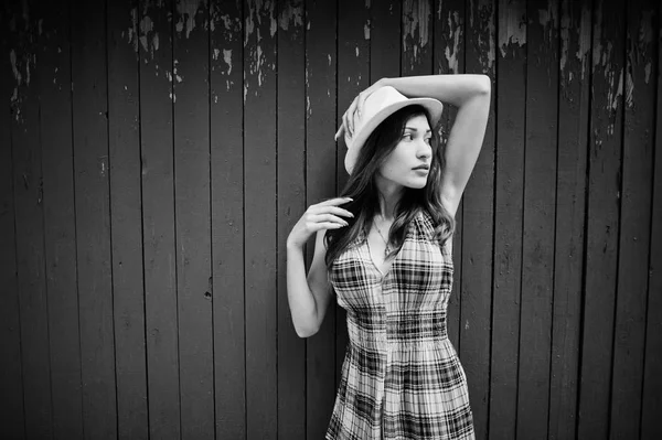 Niesamowite, długie nogi z obcasami hig dziewczyna nosić kapelusz przeciwko drewniane — Zdjęcie stockowe