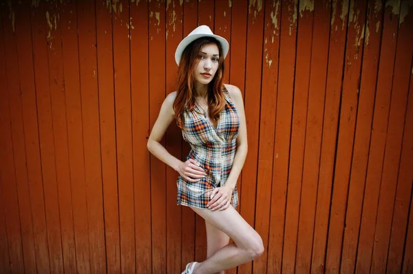 Increíbles piernas largas con tacones de la cadera chica usar en el sombrero contra la madera —  Fotos de Stock