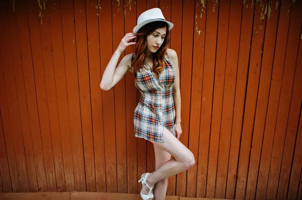 Şaşırtıcı uzun bacaklı kız giymek ahşap karşı şapka hig topuklu