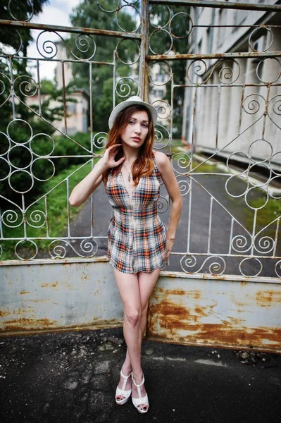 Şaşırtıcı uzun bacaklı kız giymek şapka demir f karşı hig topuklu