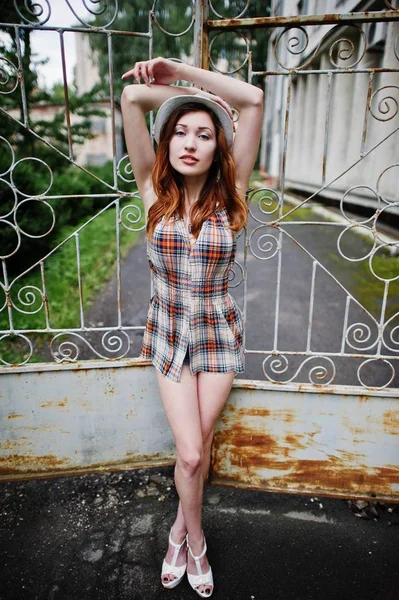 Şaşırtıcı uzun bacaklı kız giymek şapka demir f karşı hig topuklu