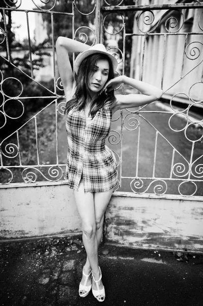 Şaşırtıcı uzun bacaklı kız giymek şapka demir f karşı hig topuklu