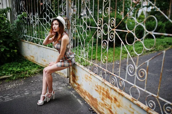 Şaşırtıcı uzun bacaklı kız giymek şapka demir f karşı hig topuklu