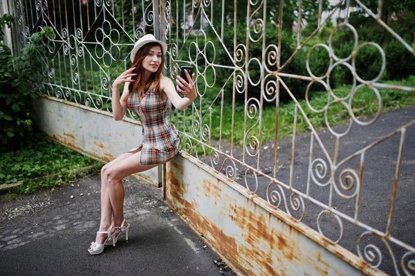 Şaşırtıcı uzun bacaklı kız giymek şapka demir f karşı hig topuklu