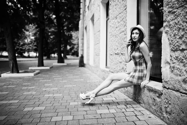 Hig topuklu kız ile şaşırtıcı uzun bacaklı giymek oturan şapka