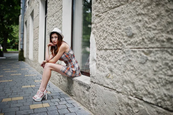 Fantastiska långa ben med hig heels tjej bära på hatt som sitter på den — Stockfoto