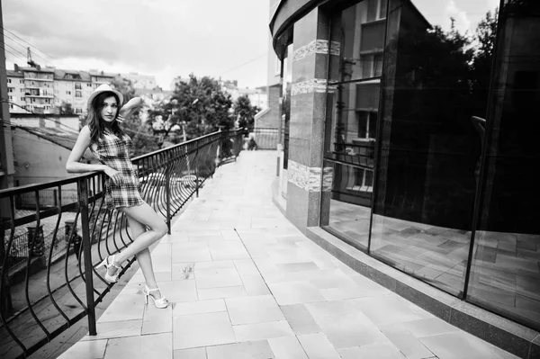 Şaşırtıcı uzun bacaklı kız giymek th poz şapka hig topuklu