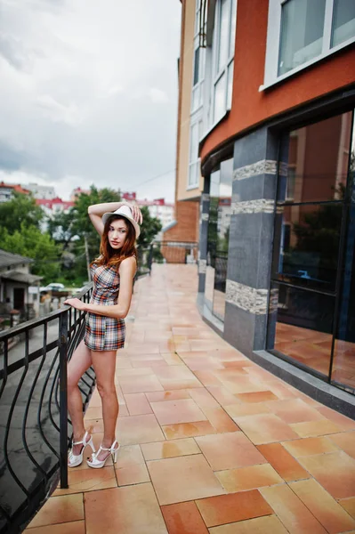 Şaşırtıcı uzun bacaklı kız giymek th poz şapka hig topuklu