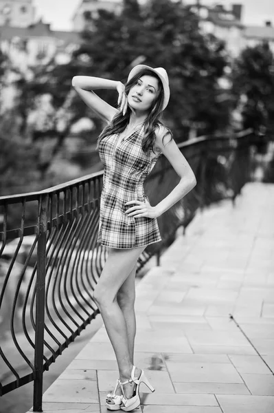 Şaşırtıcı uzun bacaklı kız giymek th poz şapka hig topuklu