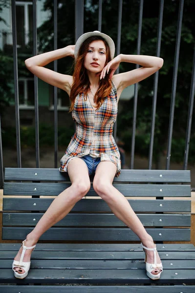 Increíbles piernas largas con tacones de la cadera chica llevar en el sombrero posando en Benc — Foto de Stock