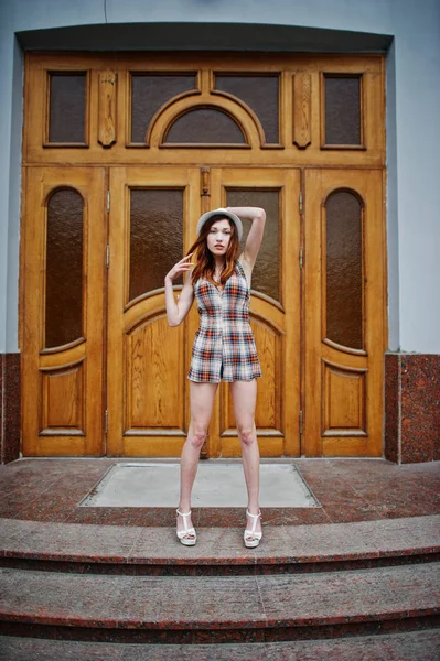 Şaşırtıcı uzun bacaklı kız giymek karşı poz şapka hig topuklu