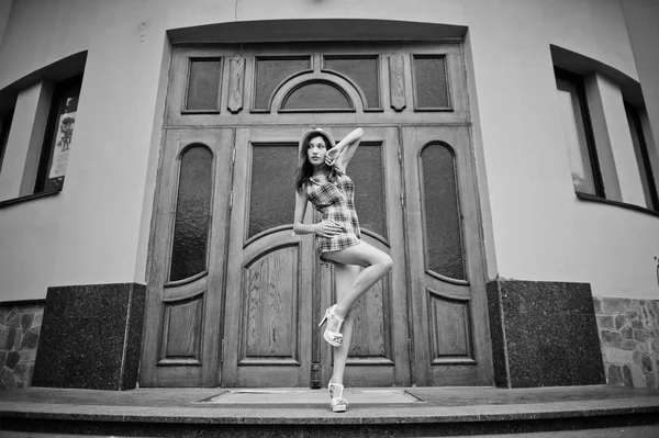Erstaunliche lange Beine mit High Heels Mädchen tragen auf Hut posiert gegen — Stockfoto