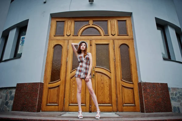 Şaşırtıcı uzun bacaklı kız giymek karşı poz şapka hig topuklu