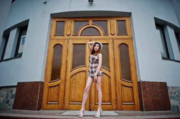 Şaşırtıcı uzun bacaklı kız giymek karşı poz şapka hig topuklu