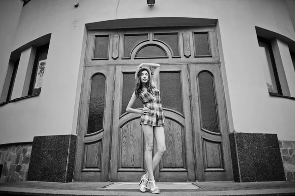 Şaşırtıcı uzun bacaklı kız giymek karşı poz şapka hig topuklu