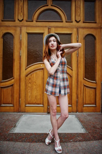 Şaşırtıcı uzun bacaklı kız giymek karşı poz şapka hig topuklu