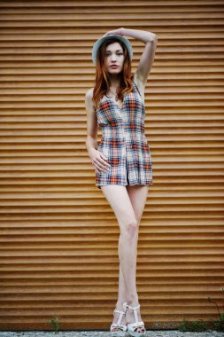 Şaşırtıcı uzun bacaklı kız giymek şapka shutte karşı hig topuklu