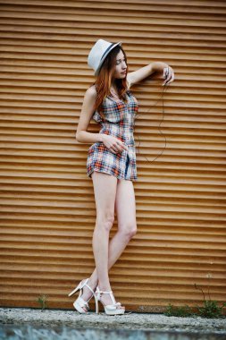 Şaşırtıcı uzun bacaklı kız giymek şapka shutte karşı hig topuklu