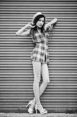 Şaşırtıcı uzun bacaklı kız giymek şapka shutte karşı hig topuklu