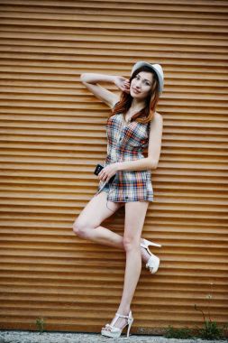 Şaşırtıcı uzun bacaklı kız giymek şapka shutte karşı hig topuklu