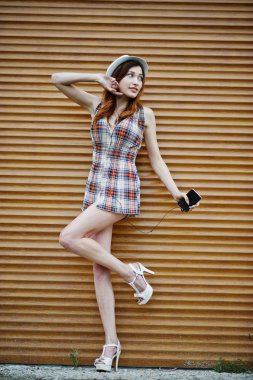 Şaşırtıcı uzun bacaklı kız giymek şapka shutte karşı hig topuklu