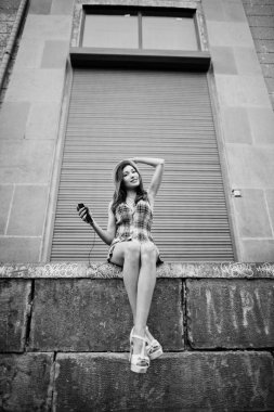 Şaşırtıcı uzun bacaklı kız giymek şapka shutte karşı hig topuklu