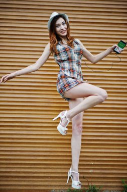 Şaşırtıcı uzun bacaklı kız giymek şapka shutte karşı hig topuklu