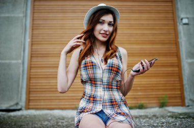 Şaşırtıcı uzun bacaklı kız giymek şapka shutte karşı hig topuklu