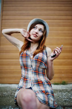 Şaşırtıcı uzun bacaklı kız giymek şapka shutte karşı hig topuklu