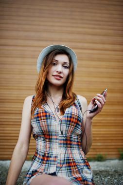 Şaşırtıcı uzun bacaklı kız giymek şapka shutte karşı hig topuklu