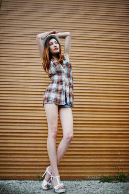 Şaşırtıcı uzun bacaklı kız giymek şapka shutte karşı hig topuklu