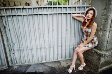 Şaşırtıcı uzun bacaklı kız giymek şapka demir f karşı hig topuklu