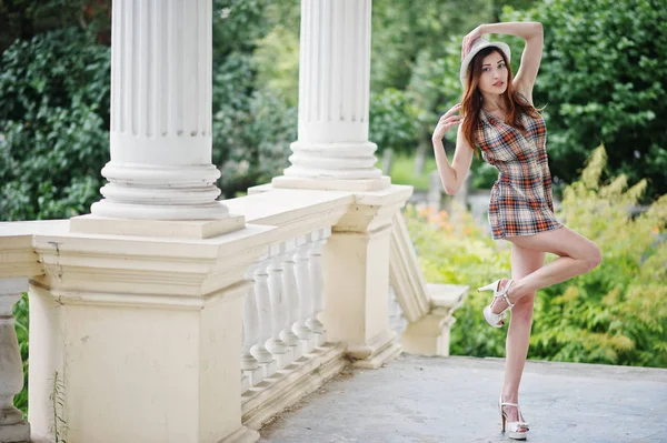 Şaşırtıcı uzun bacaklı kız giymek VI poz şapka hig topuklu