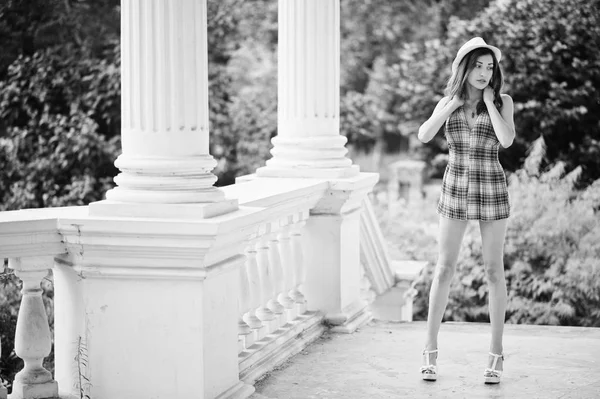 Şaşırtıcı uzun bacaklı kız giymek VI poz şapka hig topuklu