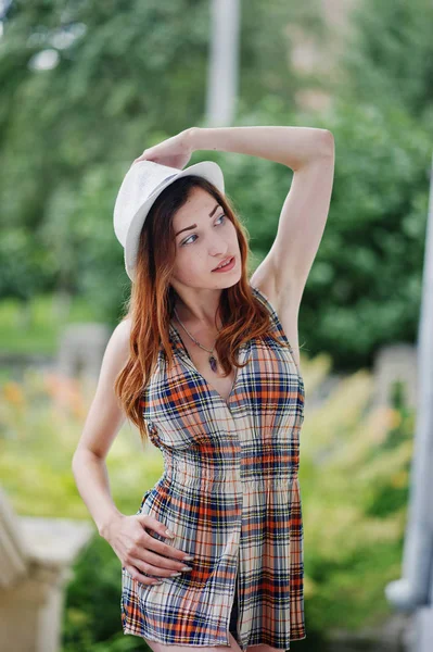 Primer plano retrato de chica desgaste en sombrero posando cerca de vintage buildi —  Fotos de Stock