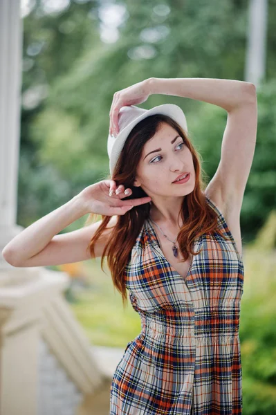 Primer plano retrato de chica desgaste en sombrero posando cerca de vintage buildi —  Fotos de Stock