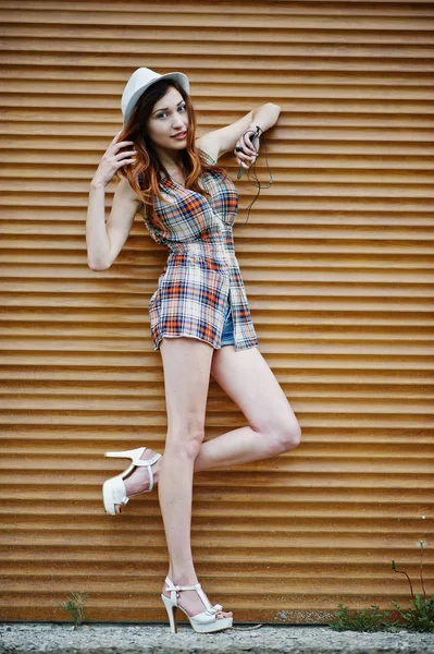 Geweldige lange benen met hig hakken meisje dragen op hoed tegen shuttle — Stockfoto