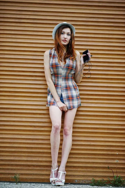 Şaşırtıcı uzun bacaklı kız giymek şapka shutte karşı hig topuklu