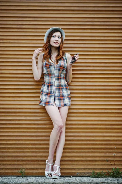 Şaşırtıcı uzun bacaklı kız giymek şapka shutte karşı hig topuklu